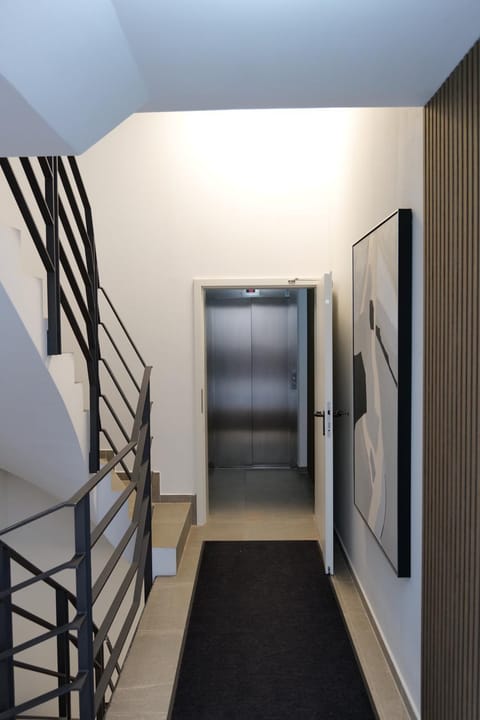 Facade/entrance, elevator