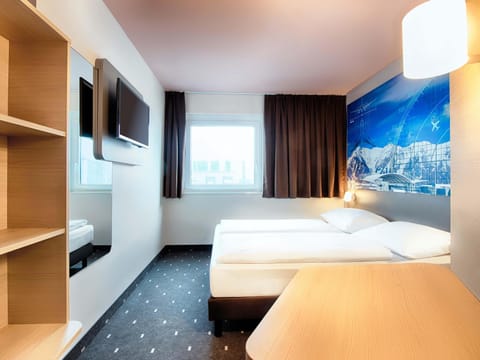 Bed, TV and multimedia, Photo of the whole room