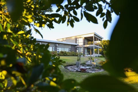 Property building, Patio, Facade/entrance, Garden, Garden view