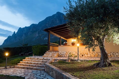 Property building, Facade/entrance, Garden