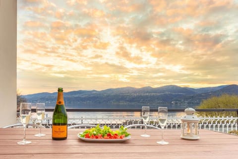 Balcony/Terrace, Lake view, Mountain view, Sunset