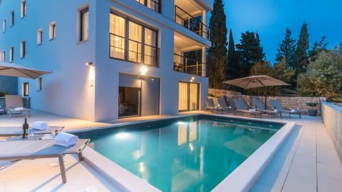 Property building, Swimming pool, Swimming pool