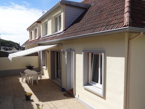 Patio, Facade/entrance, BBQ facilities