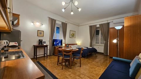 Bed, TV and multimedia, Seating area, Dining area, kitchen