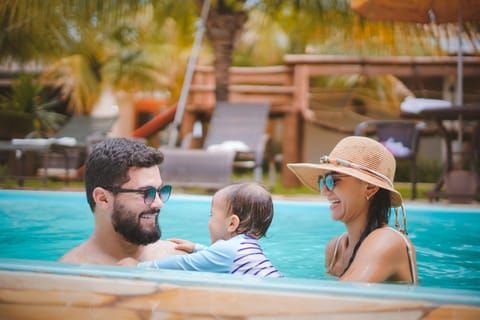 Guests, Swimming pool