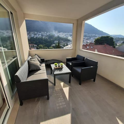 Balcony/Terrace, Seating area, Mountain view