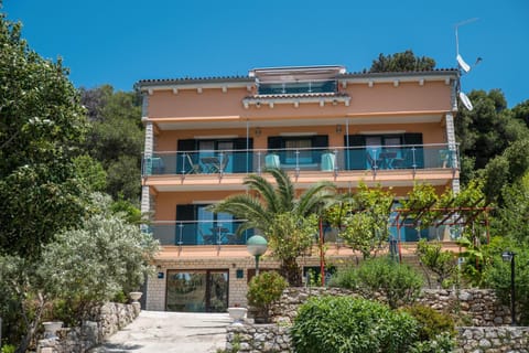 Facade/entrance, Garden, Balcony/Terrace