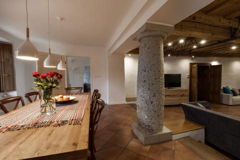 Seating area, Dining area