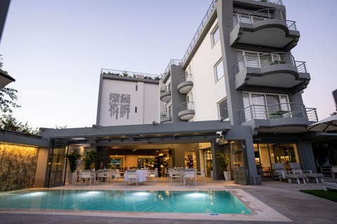 Property building, Garden, Swimming pool