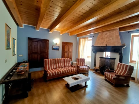 Communal lounge/ TV room, Lobby or reception, Internal: Not applicable to any particular room