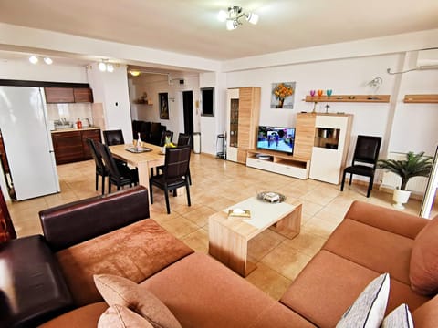 Communal lounge/ TV room, TV and multimedia, Living room, Seating area, Dining area