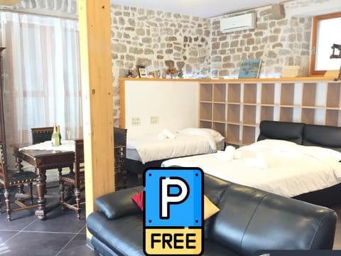 Text overlay, Parking