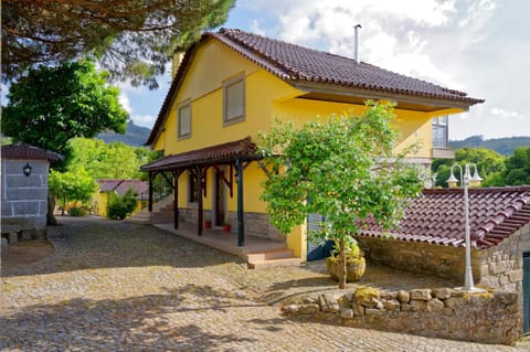 Facade/entrance, Day, Garden, On site, Garden view, Street view