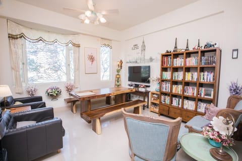 Communal lounge/ TV room, Library, TV and multimedia, Living room, Seating area, Dining area, Evening entertainment