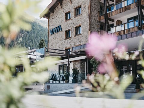Property building, Restaurant/places to eat, Day, Natural landscape, Spa and wellness centre/facilities, Mountain view, Swimming pool, Breakfast