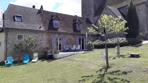 Property building, Patio, Facade/entrance, Garden