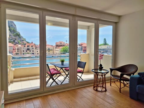 View (from property/room), Balcony/Terrace, Living room, River view, Sea view
