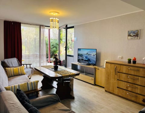 Communal lounge/ TV room, TV and multimedia, Living room, Seating area, Dining area