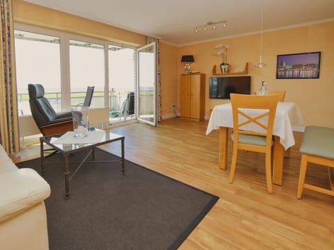 TV and multimedia, Living room, Photo of the whole room, Seating area, Dining area