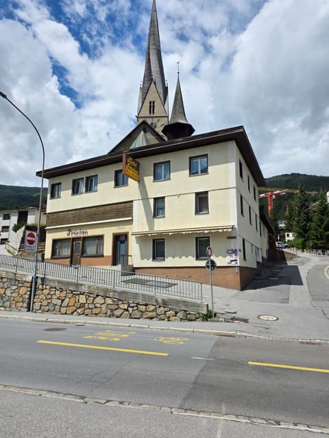Property building, Facade/entrance, Day, Neighbourhood, City view, Street view, Location, Parking