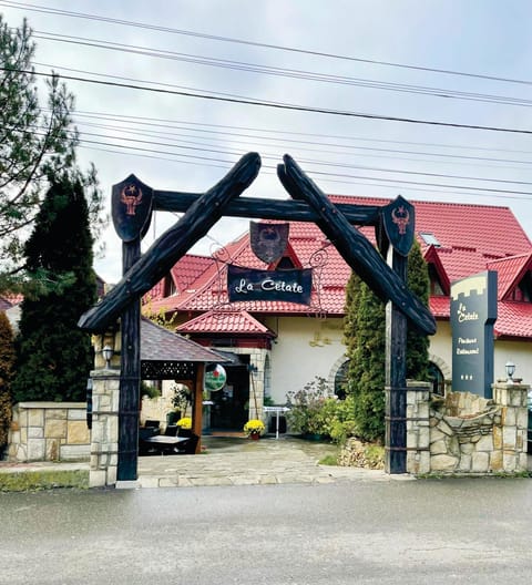 Property building, Restaurant/places to eat, Facade/entrance, Day, Parking