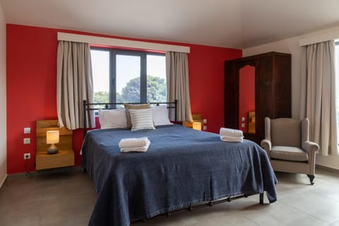 Photo of the whole room, Bedroom