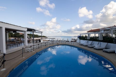 Restaurant/places to eat, Restaurant/places to eat, Natural landscape, Beach, Pool view, Sea view, Swimming pool, sunbed