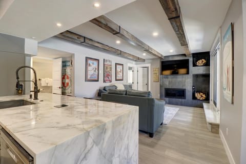 Kitchen or kitchenette, Living room