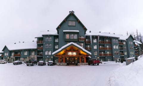 Patio, Facade/entrance, Spring, Day, Property logo or sign, Winter, Summer, Fishing, Golfcourse, Ski School, Skiing, Lobby or reception, Decorative detail, Canoeing, Hiking, Cycling, Autumn, On site, Mountain view, Street view, Sports, Seasons