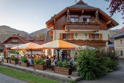 Property building, Restaurant/places to eat, Balcony/Terrace