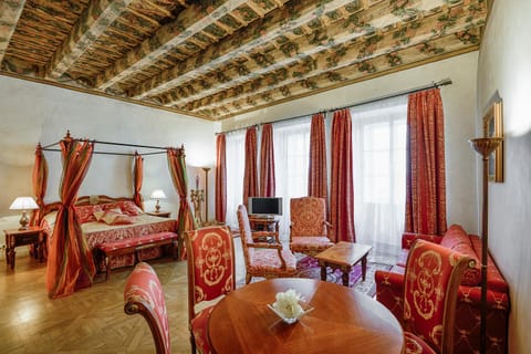 Seating area, Dining area, Bedroom