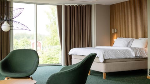 Property building, Bed, View (from property/room), Seating area, Bedroom