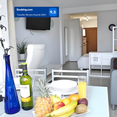 TV and multimedia, Living room, Food and drinks, Seating area, Dining area, Food, Drinks