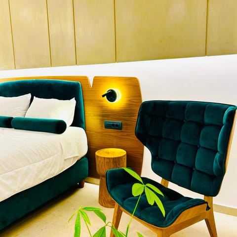 Bed, Living room, Photo of the whole room, Seating area, Bedroom