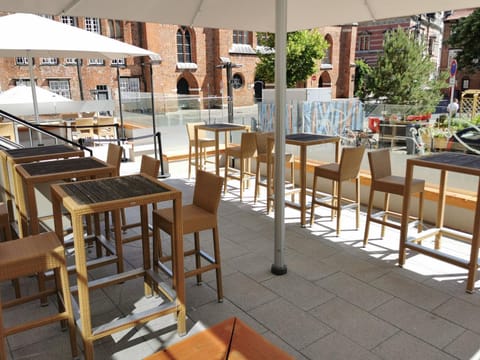 Restaurant/places to eat, Balcony/Terrace