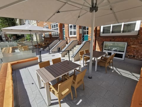 Restaurant/places to eat, Balcony/Terrace