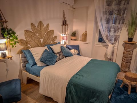 Bed, Bathroom, Bedroom, air conditioner
