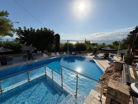 Day, Natural landscape, Pool view, Swimming pool, sunbed