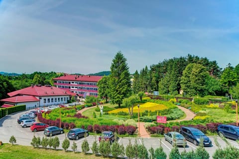 Property building, Day, Natural landscape, Bird's eye view, Garden, Garden view, Parking