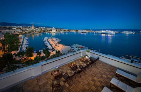 Balcony/Terrace, City view, Landmark view, Mountain view, Sea view