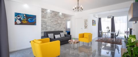 TV and multimedia, Living room, Photo of the whole room, Seating area, Dining area