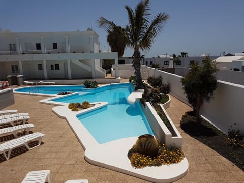 On site, Pool view, Swimming pool, sunbed