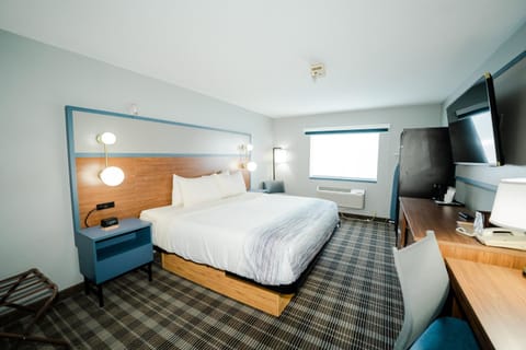 Bed, TV and multimedia, Evening entertainment, Bedroom, hair dresser