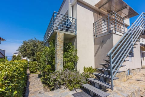 Patio, Facade/entrance