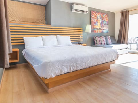 Bed, Living room, Photo of the whole room, Bedroom, air conditioner