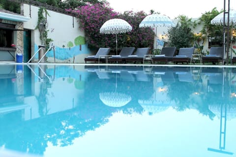 Swimming pool