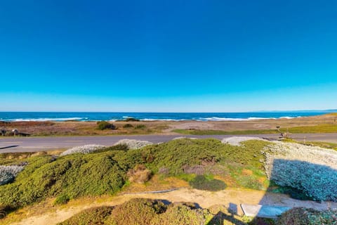 Gorgeous Waterfront home with easy Beach Access House in Mendocino County