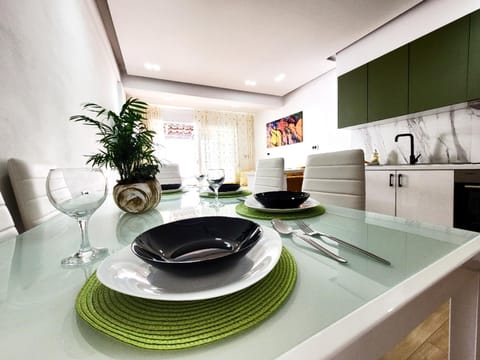 Kitchen or kitchenette, Dining area