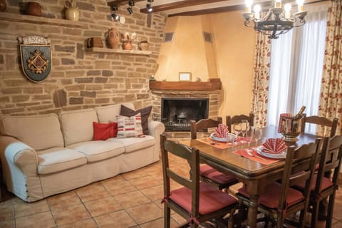 Living room, Dining area, fireplace, internet