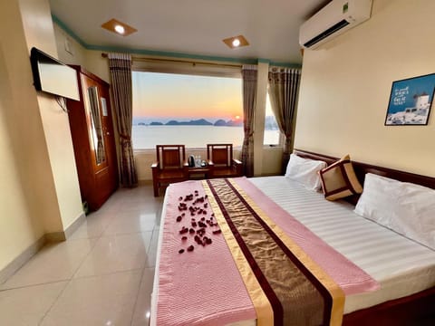 Bed, Natural landscape, Living room, Photo of the whole room, Seating area, Bedroom, Sea view, wardrobe, air conditioner